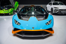Мы уверены, что Lamborghini передумал, потому что Essenza SCV12, предназначенный только для трека, впервые публично выставляется на всеобщее обозрение. Представленные в ливрее Verde Selvans, Grigio Linx, Nero Aldebaran Gloss и Arancio California запл
