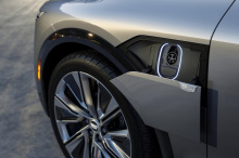 Cadillac Lyriq был показан в производственном облике с опережением графика, и он сдержал обещание GM в том, что получит очень мало изменений по сравнению с концептуальной версией. Это первый в мире полностью электрический автомобиль Cadillac с впечат
