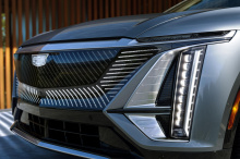 Cadillac Lyriq был показан в производственном облике с опережением графика, и он сдержал обещание GM в том, что получит очень мало изменений по сравнению с концептуальной версией. Это первый в мире полностью электрический автомобиль Cadillac с впечат