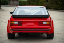 Этот GTS Clubsport, задуманный как омологационная модель для гоночных спортивных автомобилей FIA Group 4, изначально был автомобилем европейского рынка, когда его первоначальный владелец приобрел его через Porsche Center Stuttgart несколько десятилет