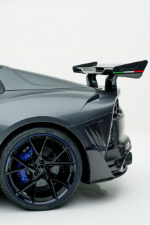 Новый двухдверный Spider Mansory Stallone GTS - это полностью переоборудованный автомобиль, построенный с использованием легких карбоновых компонентов кузова и оснащенный коваными спортивными колесами, полностью окрашенными в черный цвет.
