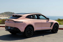 По заказу Aston Martin Newport Beach каждый автомобиль этой потрясающей коллекции выполнен в эксклюзивном, привлекающем внимание цвете, вдохновленном Калифорнией, как раз к теплым весенним и летним месяцам. Ярким примером коллекции является розовый D