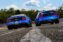 Mustang следующего поколения находился в разработке в течение двух лет, и его кузов был разработан с нуля. Ford отмечает, что новая модель создана с расчетом на будущее и достаточно гибка для таких достижений, как гибридные трансмиссии гоночного уров