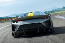 В беседе с Top Gear, директор по маркетингу и коммерции Ferrari Энрико Галлиера подтвердил, что компания пытается найти способы сохранить V12.