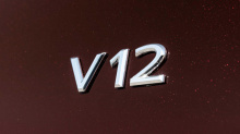 Как и его собрат V8, V12 Maybach S отличается стильной двухцветной отделкой и большим количеством хрома, что придает ему более премиальный вид, чем у обычного S-класса.