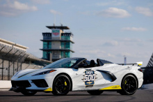 Stingray, выполненный в цвете Arctic White, станет первым кабриолетом на Indy 500 с 2008 года. Экстерьер украшен логотипами Indianapolis 500, эксклюзивной полосой и уникальными наклейками Stingray. Четыре фары расположены в каждом из кожухов крышки т