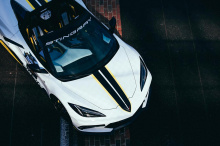 И теперь было объявлено, что 2021 Chevrolet Corvette Stingray Convertible станет пейс-каром для 105-й гонки Indianapolis 500, заменив красный Corvette Stingray с фиксированной крышей, который служил в прошлом году в качестве пейс-кара Indy 500 в прош
