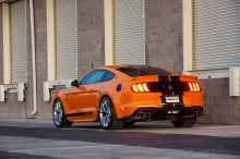 Под капотом 5,0-литровый атмосферный V8 2021 Mustang GT года был доведен до мощности 480 л.с. Если вам все еще недостаточно мощности, Шелби может добавить нагнетатель Ford Performance (за отдельную плату), который увеличивает мощность до 700 л.с. при