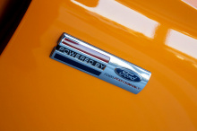 Визуально Shelby American улучшил Mustang GT с помощью вентилируемого капота, который более эффективно охлаждает двигатель, 20-дюймовых колес, уникальной верхней решетки радиатора, новых боковых рокеров, а также заднего спойлера. Как дань уважения го