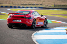 Porsche объявил, что Cayman будет стоить 4,73 млн рублей, а Boxster – 4,57 млн рублей. Эти цены относятся к базовой модели, оснащенной 2,0-литровым четырехцилиндровым двигателем с турбонаддувом мощностью 300 лошадиных сил и шестиступенчатой механичес