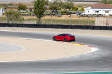 В отдельном видео, опубликованном The Kilowatts в Twitter, прототипы Model S Plaid недавно прибыли на гоночную трассу Laguna Seca Raceway и установили неподтвержденное время 1:30: XXX. Интересно, что модель Plaid, замеченная на трассе, была оснащена 