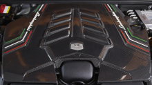 Аксессуары доступны как часть последней линейки Lamborghini Accessori Originali, владельцы могут заказать автомобильный чехол под карбон для Urus, чтобы он выглядел угрожающе даже в закрытом виде. Детали из карбона также включают крышки зеркал, перед