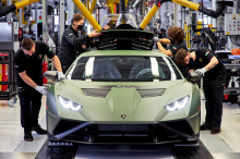И тогда, возможно, произойдет самое большое изменение в истории Lamborghini: полностью электрическая модель дебютирует где-то во второй половине десятилетия. Судя по изображению скрытого транспортного средства, показанному в речи Винкельмана (переход