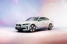 Ранее мы видели версию, окрашенную в Alpine White, но на последних фотографиях от BMW демонстрируется i4 M50, покрытый синим оттенком, который выглядит на удивление хорошо.
