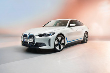 Ранее мы видели версию, окрашенную в Alpine White, но на последних фотографиях от BMW демонстрируется i4 M50, покрытый синим оттенком, который выглядит на удивление хорошо.