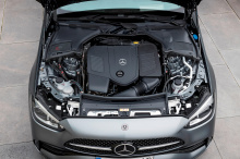 2022 Mercedes-Benz C-Class был представлен в феврале, и ожидается, что он снова обеспечит BMW 3 серии самую жесткую конкуренцию. C-класс поколения W206 будет использовать только четырехцилиндровые двигатели, а в салоне физический контроль отошел еще 