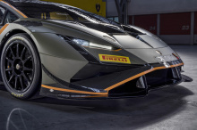 Lamborghini отмечает, что аэродинамические улучшения здесь не единственные. Пластик, например, был заменен карбоном в качестве предпочтительного материала для обшивки лонжеронов и вышеупомянутых задних аэродинамических элементов. Задние крылья теперь
