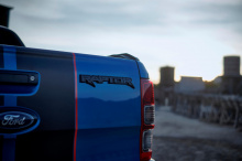 Несколько дней назад компания Ford представила свою грядущую специальную версию Ranger Raptor Special Edition в виде классического вестерна в стиле «Безумный Макс», снятого на съемочной площадке в Испании. Сегодня пикап был анонсирован вместе с полно