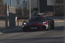 В коротком видео мы видим, как технический директор Mercedes-AMG Йохен Херманн совершает поездку на гиперкаре по испытательному полигону Immendingen, прежде чем впервые вывести его на дорогу общего пользования.