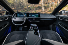 Реакция после дебюта Kia EV6, первого полностью электрического автомобиля автопроизводителя, была солидной. Как и его корпоративный кузен Hyundai Ioniq 5, EV6 использует новую платформу e-GMP южнокорейского автопроизводителя, но они не похожи друг на