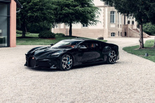 Его кузов может похвастаться видимым карбоном в угольно-черном цвете Bugatti под названием Black Carbon Glossy. Он назван в честь Type 57 SC Atlantic Жана Бугатти (сына Этторе), который он назвал La Voiture Noire. Эта вдохновляющая машина исчезла пос
