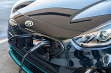 Общие характеристики электромобиля остаются прежними, что означает аккумуляторную батарею на 64 кВтч, которая приводит в действие электродвигатель мощностью 201 л.с. Общий запас хода - респектабельный, но далеко не лучший в сегменте - 380 км.