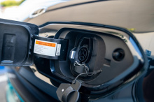 Общие характеристики электромобиля остаются прежними, что означает аккумуляторную батарею на 64 кВтч, которая приводит в действие электродвигатель мощностью 201 л.с. Общий запас хода - респектабельный, но далеко не лучший в сегменте - 380 км.