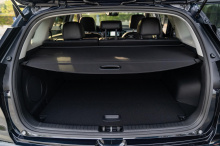 Базовая комплектация EX теперь стандартно оснащена беспроводным Apple CarPlay и Android Auto, а также системой оповещения пассажиров сзади. Также есть функция удаленного запуска, которая позволяет владельцам предварительно нагревать или охлаждать сал