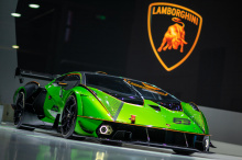 Тестирование включает в себя как статические, так и динамические процедуры, и гоночная команда Lamborghini модифицировала серийное шасси, чтобы успешно пройти тест. Lamborghini заявляет, что монокок из карбона был усилен в нескольких областях, «чтобы