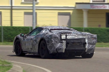 Сообщения предполагают, что замена F8 Tributo будет чем-то особенным и даже может быть названа Dino. Мы также слышали, что он может позаимствовать мощность у Maserati MC20, но главный инженер Maserati сказал, что «Nettuno построен только для MC20, по