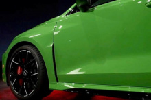 Без какого-либо камуфляжа на машине мы видим, что наши предыдущие предположения о стиле оказались верными. Нашей любимой новой деталью является вентиляционное отверстие в стиле e-tron GT на каждом переднем крыле, но и эта зеленая краска, похожая на в