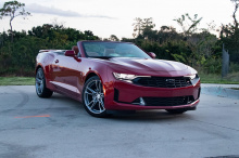 У Chevrolet Camaro проблемы. Нет более честного способа выразить это. Маслкар шестого поколения присутствует на рынке с 2016 года и с тех пор практически не изменился. Напротив, Ford Mustang шестого поколения, выпущенный за год до нынешнего Camaro, п