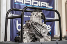 Компания Radial Motion начала проект по разработке радиальных авиационных двигателей еще в 2017 году, но вскоре обнаружила, что их можно использовать и в автомобилях. Вскоре после этого ожил этот Porsche 356 с радиальным приводом, и с тех пор все изм