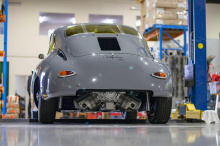 Немецкий производитель, возможно, смотрит в будущее с такими моделями, как полностью электрический Porsche Taycan, но у классических автомобилей, таких как Porsche 356, по-прежнему есть много преданных поклонников. Модель 356 является фаворитом для р