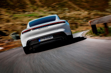 Porsche разгоняется до 100 км/ч за 2,74 секунды, 18 метров - за 1,59 секунды, 300 метров - за 8,66 секунды и четверть мили за 10,39 секунды. На подготовленном дорожном покрытии Porsche справляется всего за 10,41 секунды, а Tesla - за 9,23 секунды. Не
