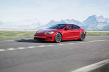 Tesla Plaid Model S абсолютно безумна - его три электродвигателя производят 1020 лошадиных сил, что позволяет этому внушительному роскошному седану разогнаться до шестидесяти за невероятные 1,99 секунды до заявленных 320 км/ч. Porsche Taycan Turbo S,