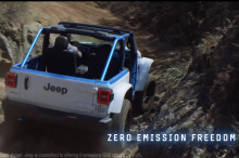 В первой половине ролика мы видим белую модель с надписью Freedom по бокам с буквами Es. Новый девиз Jeep - «свобода нулевых выбросов», и похоже, что Wrangler станет его первым подобным продуктом. Мы видели версию этой машины на пасхальном сафари на 