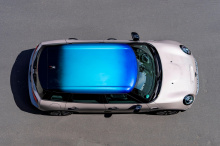 Эта функция была впервые добавлена в Cooper SE и теперь доступна в качестве дополнительной опции для трех- и пятидверных вариантов Hardtop и Clubman. Цвета, которые вы видите, - это темно-синий San Marino (цвет, который очень популярен на моделях BMW
