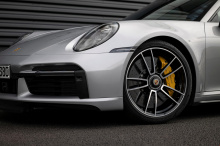 Autocar недавно заметил на Нюрбургринге прототип 2022 Porsche 911 Turbo с характерной желтой наклейкой. Желтая наклейка требуется для всех гибридных тестовых автомобилей в Германии, что означает, что это определенно ранний гибридный тестовый образец.