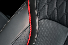 Салон также наполнен обновленным содержимым, например, полностью черной кожей Merino с красной окантовкой и контрастной строчкой на передних и задних сиденьях. Даже напольные покрытия получают одинаковую цветовую гамму. На крышке подстаканника находи