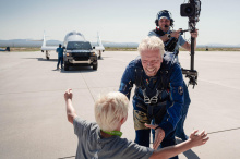 В минувшие выходные Virgin Galactic совершила свой первый космический полет с экипажем и сэром Ричардом Брэнсоном на борту в качестве специалиста по полетам. Когда сэр Ричард и его команда из шести человек вернулись на Землю, 2022 Land Rover Defender