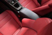 Внутри индивидуализированный 911 GT3 Touring отличается потрясающим двухцветным кожаным салоном Exclusive Manufaktur в черном и красном цветах Lipstick Red, дополненным красной строчкой и окантовкой на ковриках. Это идеальное сочетание придает 911 GT