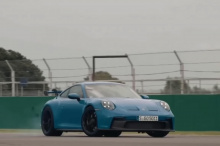 В этом шестиминутном видеоклипе есть три наших любимых вещи: Porsche 911 GT3, автогонки, Том Круз и отсылки к Top Gun. Хорошо, четыре наши любимые вещи. Легендарный актер был в Великобритании на прошлых выходных на гонке Формулы-1 в Сильверстоуне. Он