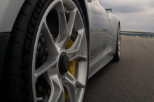 В этом шестиминутном видеоклипе есть три наших любимых вещи: Porsche 911 GT3, автогонки, Том Круз и отсылки к Top Gun. Хорошо, четыре наши любимые вещи. Легендарный актер был в Великобритании на прошлых выходных на гонке Формулы-1 в Сильверстоуне. Он