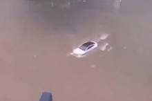 За последние несколько недель мы видели ужасающие кадры, на которых наводнения превращают улицы в бушующие реки. Пару недель назад в Аризоне внезапные наводнения унесли Toyota Prius, а разрушительные наводнения в Германии затопили Porsche в автосалон