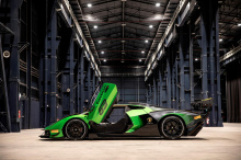 Lamborghini Aventador Ultimae - это конец эры дорожных автомобилей для итальянского автопроизводителя. Его атмосферный 6,5-литровый V12 скоро не будет существовать. Преемник Aventador сохранит двигатель V12, но он будет связан с гибридной электрическ
