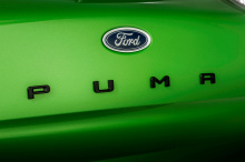 Его гладкий и спортивный стиль сделал его идеальным кандидатом для обработки Ford Performance, в результате чего появился 197-сильный Puma ST с шестиступенчатой механической коробкой передач. Этот малолитражный кроссовер был разработан специально для