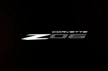 Один фанат Corvette по имени Брэндон так хотел увидеть новый Z06, что нашел место, где на ночь были припаркованы прототипы, чтобы поближе познакомиться с ними. Брэндон даже залез под прототип Z06, чтобы его не заметил охранник.