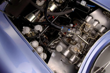 Мощность передается на задние колеса через четырехступенчатую механическую коробку передач Borg-Warner. Владелец считает, что для улучшения распределения веса Bizzarrini 5300 GT Strada был первым автомобилем с передним расположением двигателя. Этот о