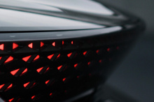 Сегодняшняя серия изображений показывает некоторые детали крупным планом, включая дизайн колес и переднюю решетку. Ясно одно: команда дизайнеров Audi во главе с Марком Лихте уделила большое внимание мельчайшим деталям.